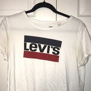 XL levi’s tee